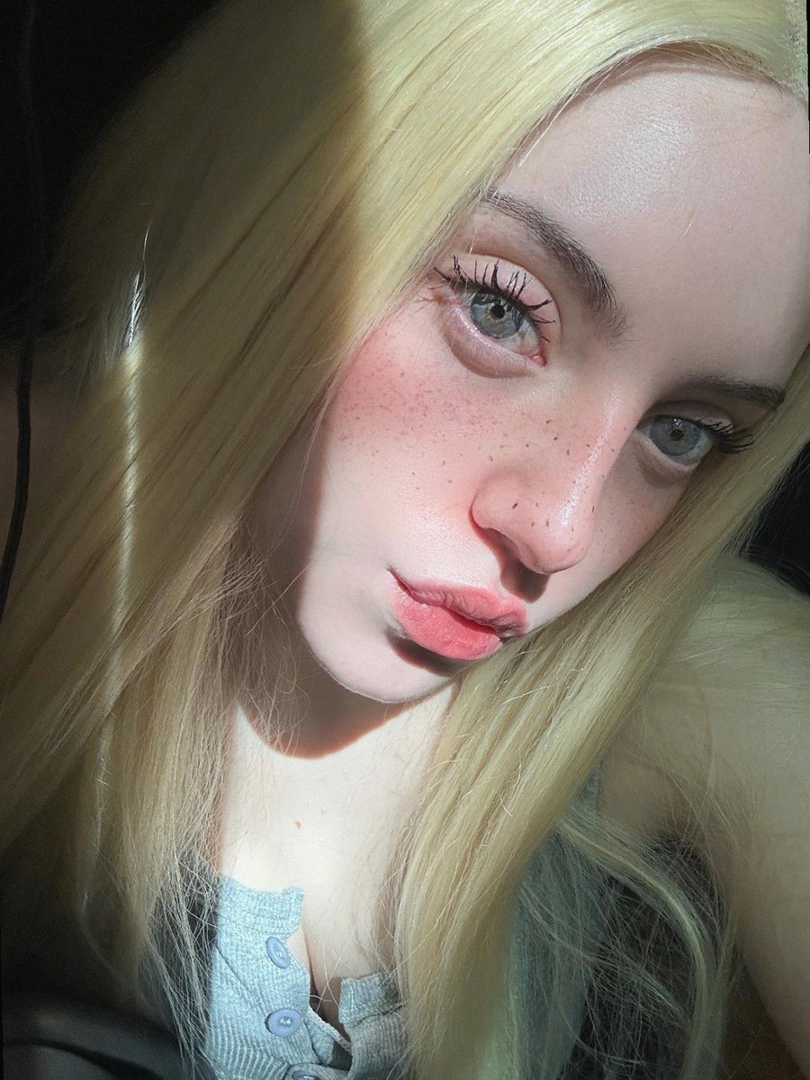 ScarletDevilCCX's tweet photo. craving iced coffee and compliments. bring one or both pls https://t.co/CvK3mZfXE9