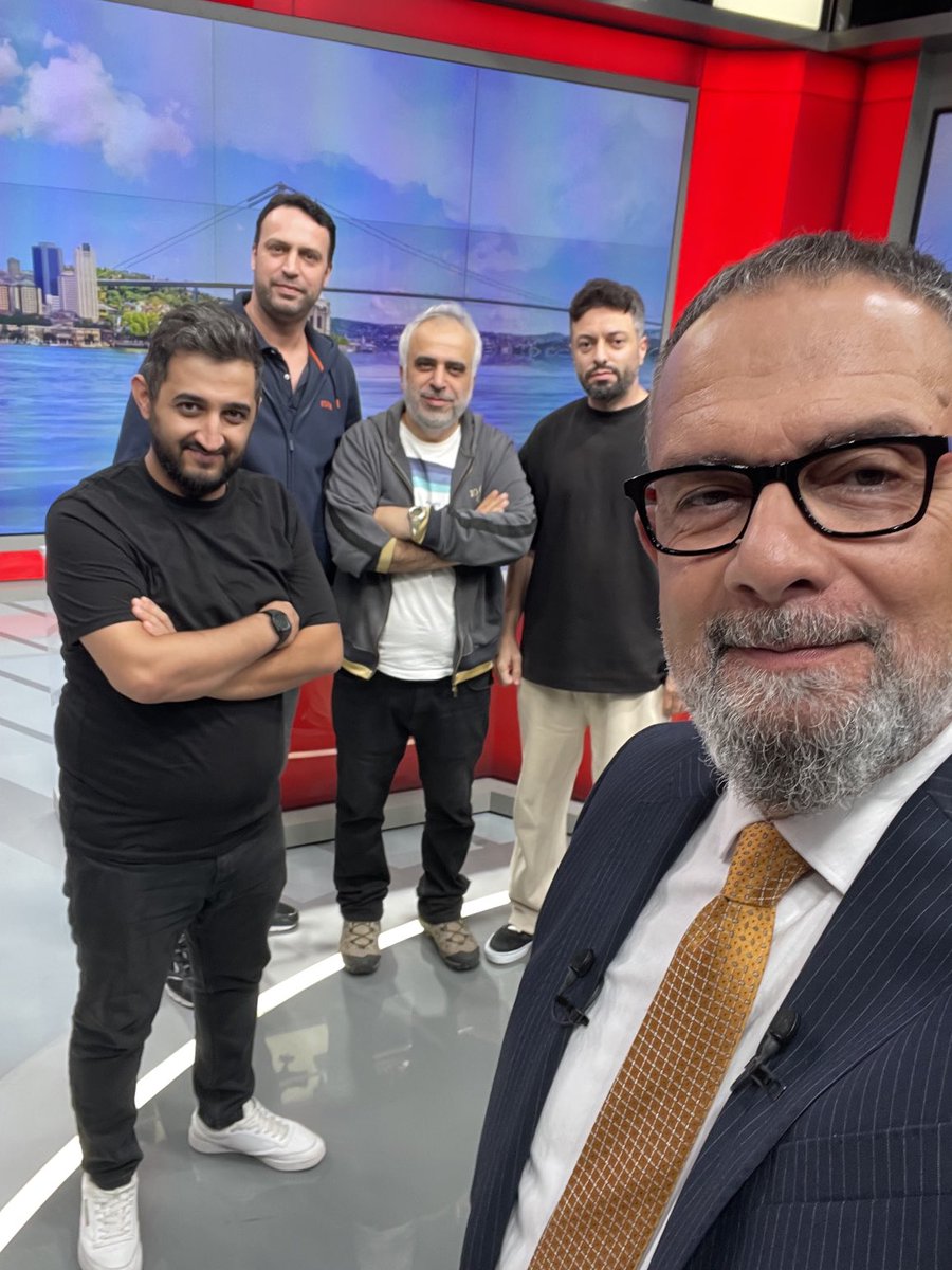 Günaydın..
 4 Ekim cumartesi sabahında kameraman arkadaşlarımızla birlikte canlı yayın için hazırız.
8:30’dan itibaren gündemi ve hayat üzerine notlarımızı paylaşmak için sizi de aramıza bekliyoruz.. 👋
⁦<a href="/atvdeHaftasonu/">atv'de Hafta Sonu</a>⁩