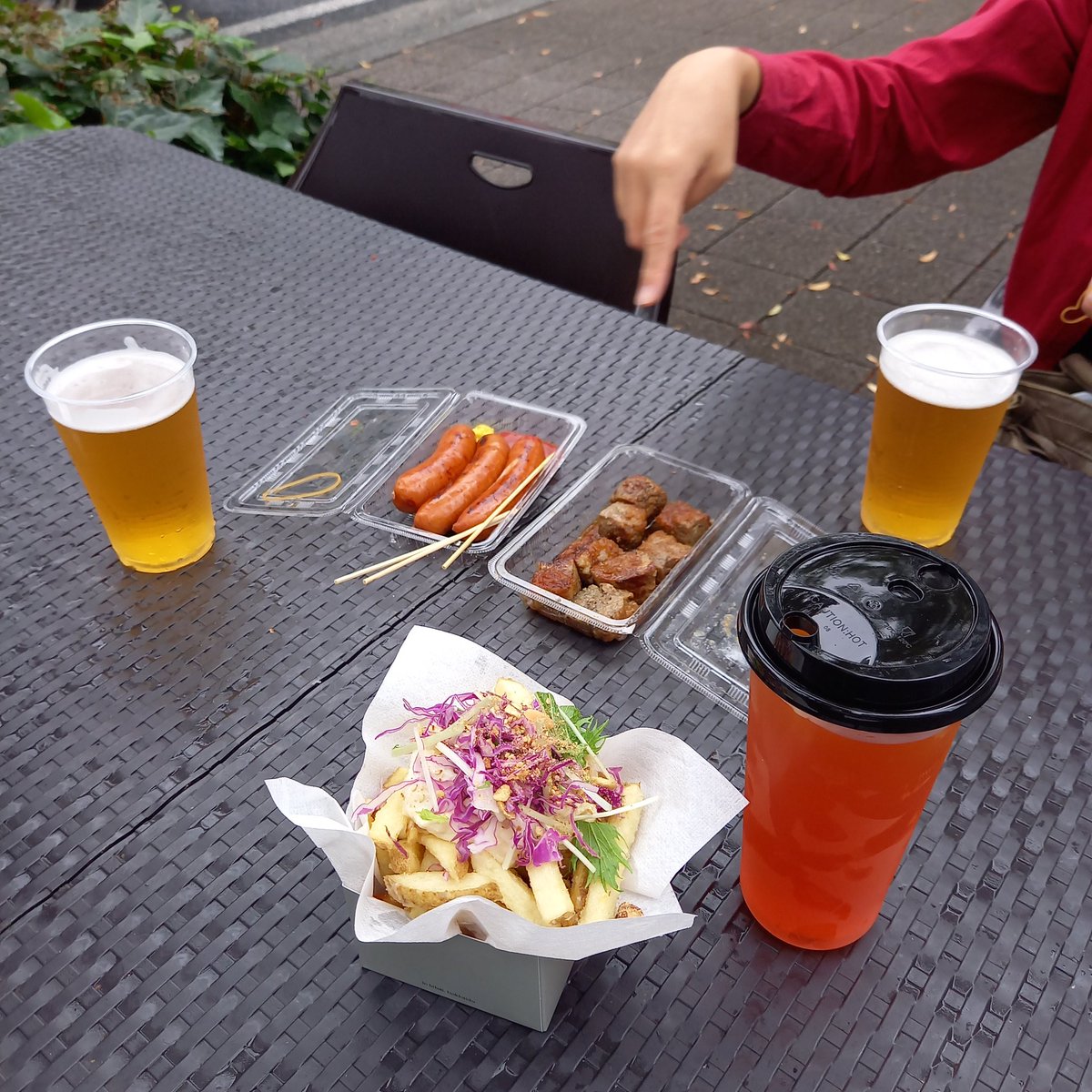 kuroume_obitsu's tweet image. イベントで外でごはん食べてる😋お肉もポテトもパフェうまい～✨
