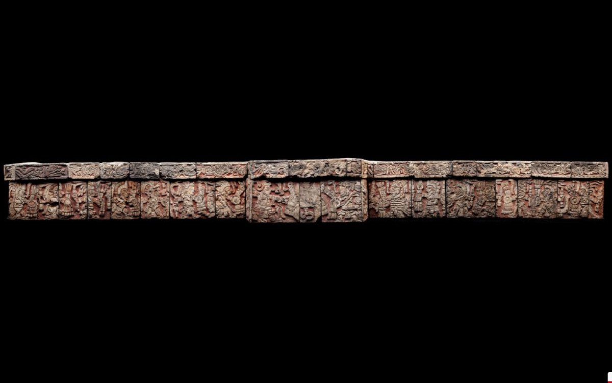 NgelUichilovos's tweet image. La esquina inferior izquierda de la primera foto muestra la excavación de Gamio (calle de República de Guatemala y Seminario). Entre otros vestigios, reporta 52 relieves policromados de piedra que formaban una banqueta adornando el templo de #Huitzilopochtli
#Isometricprojection