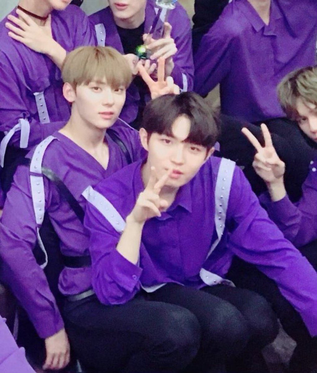 13October10's tweet image. จัดอันดับปริศนานยอนแจน 
อันดับ 1 : แจฮวานนั่งท่าอะไรในรูปนี้ คนสองคน ขาสามขา ขาอีกข้างอยู่ไหน 🤓