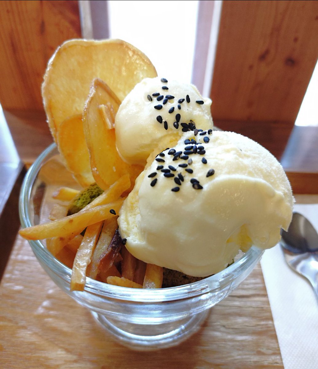 Yamasan32758's tweet image. 八事こねっこにて、季節限定のおいもちゃんパフェを食べてるよ😋
サツマイモづくしなスイーツだねー
#名古屋市