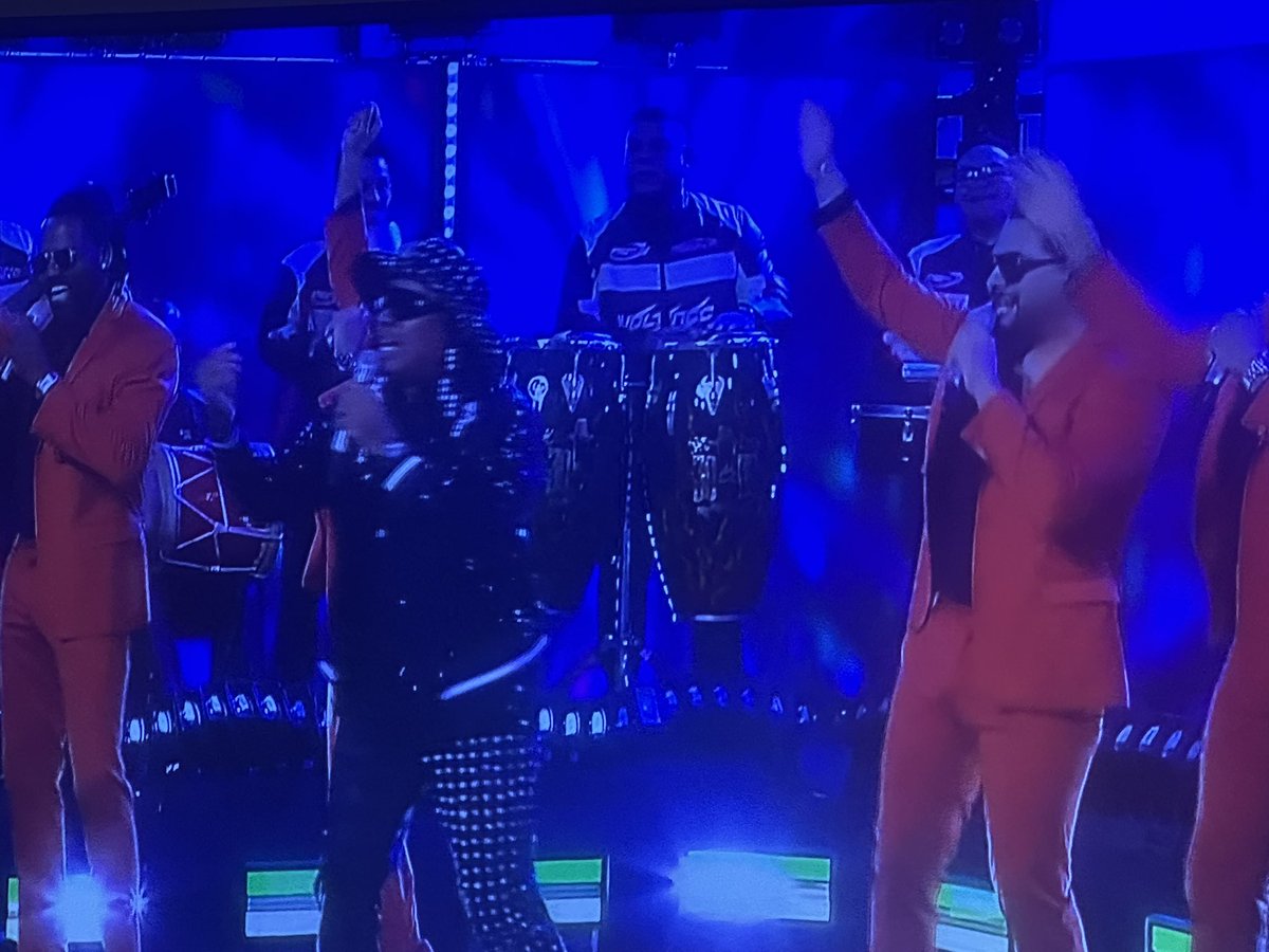 ¿Por qué no llevaron a #belanova a la fiesta de #LaCasaDeLosFamososMxً3 #AldoDeNigris y los otros finalistas se merecían eso.

#merenglass es divertido, pero no como para estar en la última fiesta