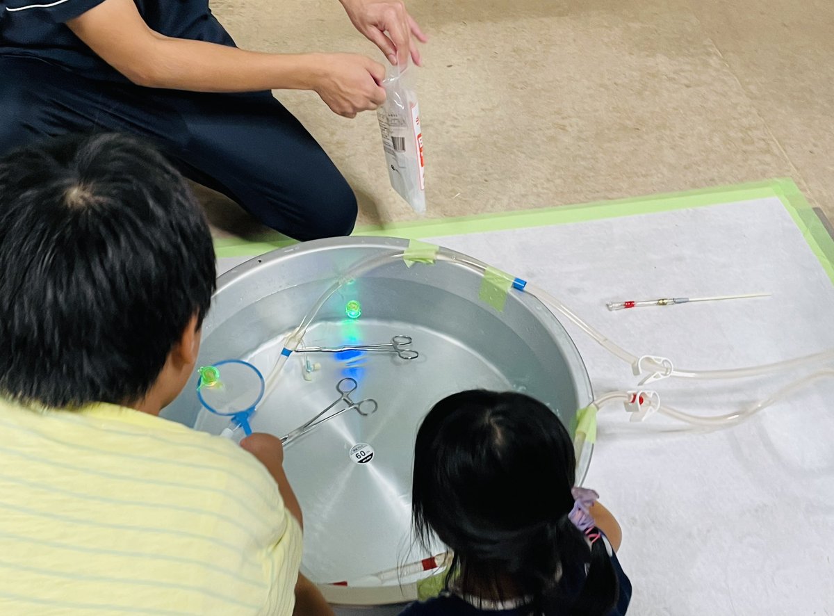 近隣施設のオープンホスピタルへ
ECMOで水流を作って金魚すくい🎣

回転数で水流制御して難易度を上げ下げ🤩

子供達は金魚すくいに夢中
親御さん達にはその間にECMOの紹介

素晴らしい取り組み
真似させていただきます😄