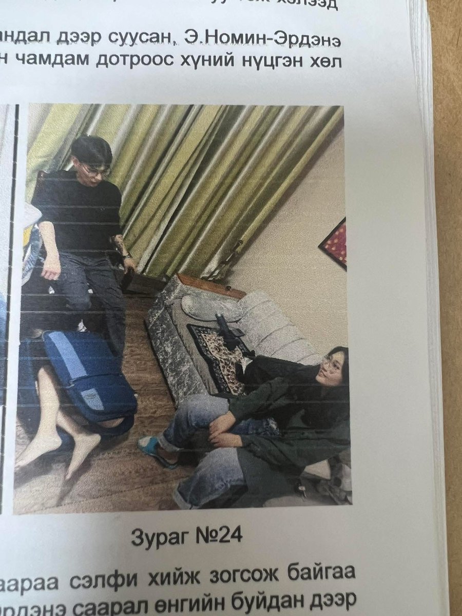 Хохирогчдын дарамтлуулж хөлөө ачиж суусан зурагнаас өөр нэг зураг гараад ирж.