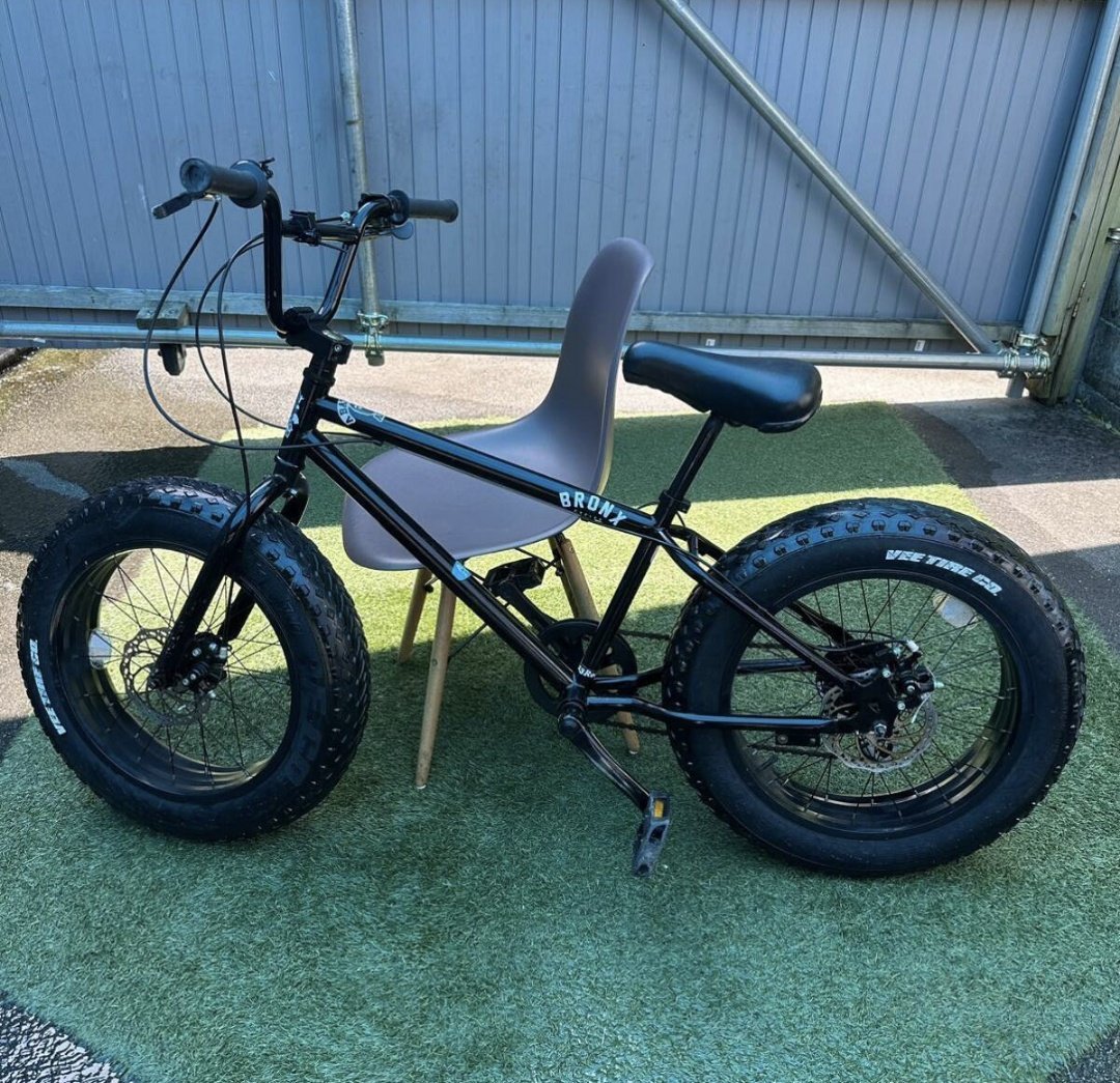 6mnur6's tweet photo. 今日の12:45〜13:45の間に船橋のヨーカドーで自転車盗まれました
写真は購入時のもの
BRONX
キャリパーとペダル周り赤いパーツ二変更
結構目立つ車体なので
船橋周辺で見かけた方は連絡ください https://t.co/XzstKjJAmf