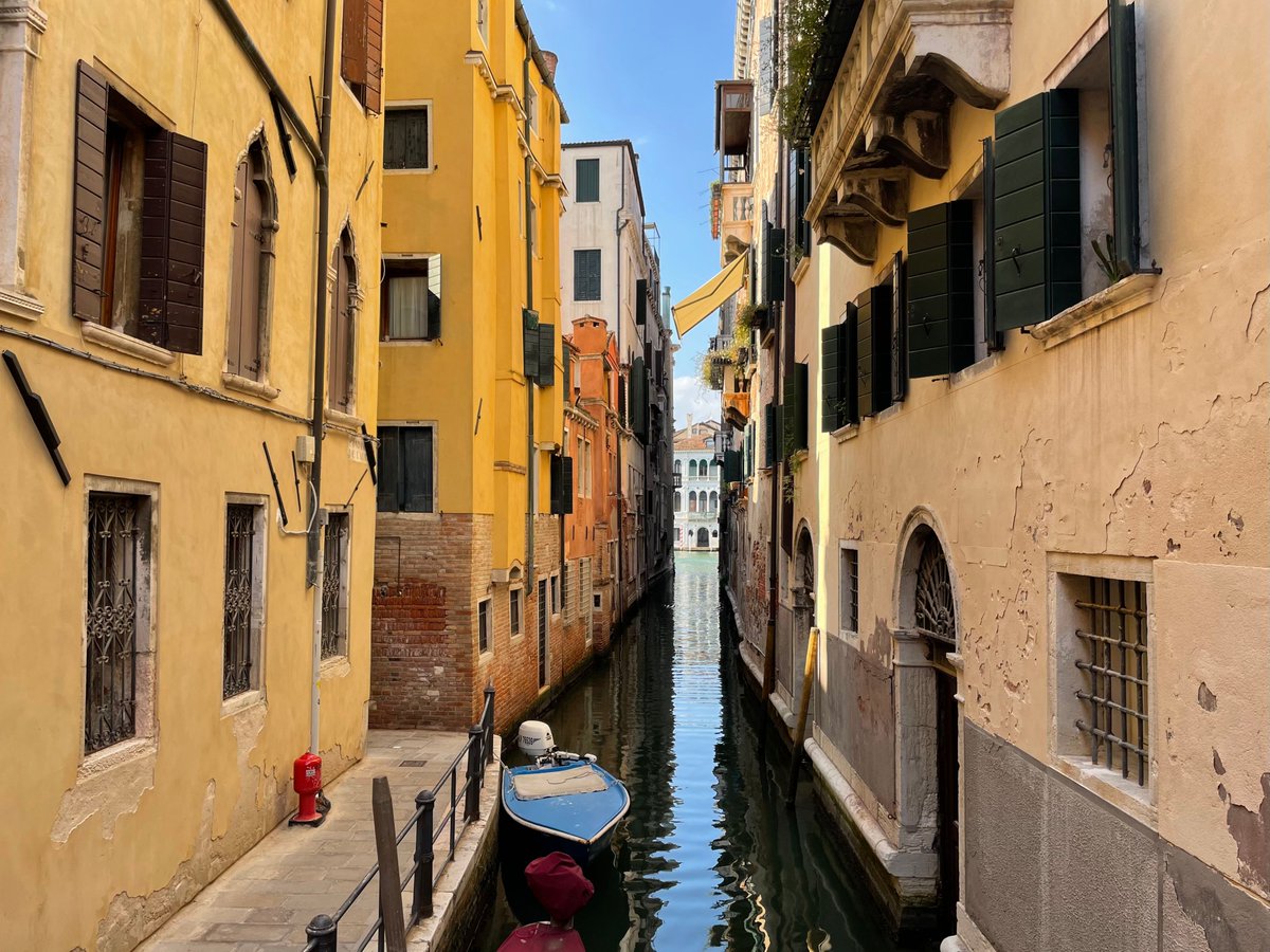 «Il tempo per leggere, come il tempo per amare, dilata il tempo per vivere» (Daniel Pennac, "Come un romanzo"). Buon sabato!

#4ottobre