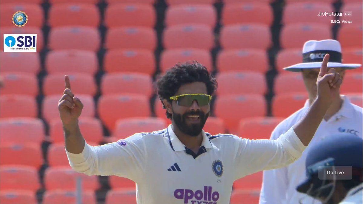 1no_aalsi_'s tweet image. - Bats like a Sachin
- Fields like Sir Jadeja 
- Bowls like a Warne 
- Poses like a Royal King
Clearly cricket runs at the command of Sir Ravindra Jadeja ⚔️