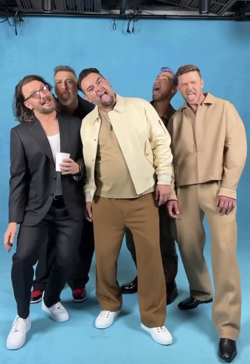 MamaBearto2boys's tweet photo. THIS is *NSYNC. Don’t tell me they ALL don’t love each other. They recreated old photo shoots and had the time of their lives. Because THEY (yes. Even Justin 🙄 haters) WANTED to and ENJOYED. This is what the true fandom gets. It’s this and this only. The ❤️ of *NSYNC. https://t.co/i1Ow7qOWJH
