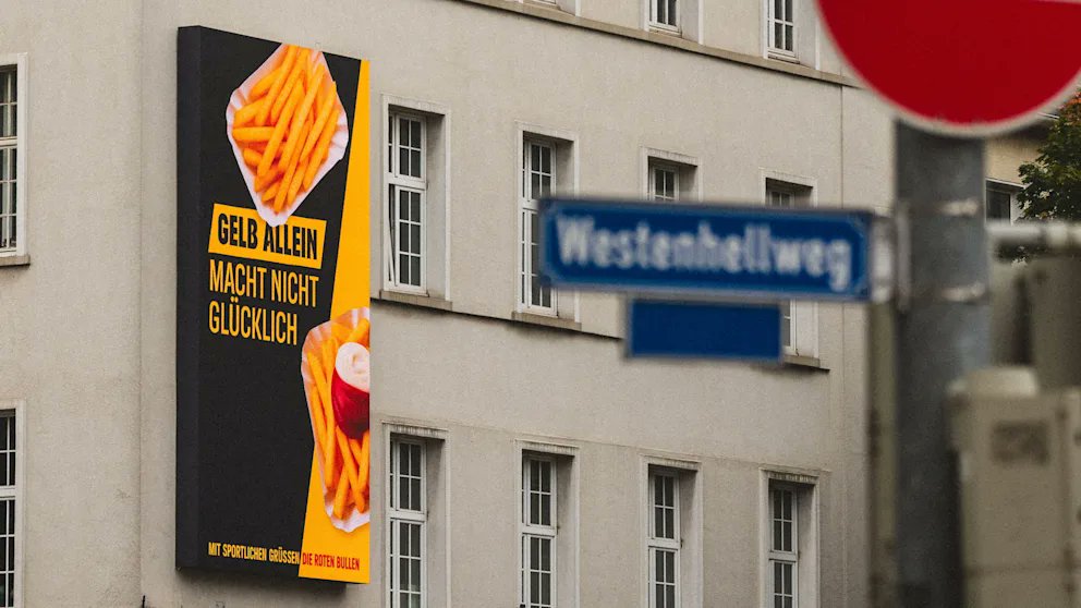 "Gelb allein macht nicht glücklich". <a href="/RBLeipzig/">RB Leipzig</a> provoziert wieder auf humorvolle Art und Weise.

Hoffen wir mal, dass die sportliche Retourtkutsche anders verläuft als bei der letzten Aktion in München 😅 #BVBRBL

m.bild.de/sport/fussball…