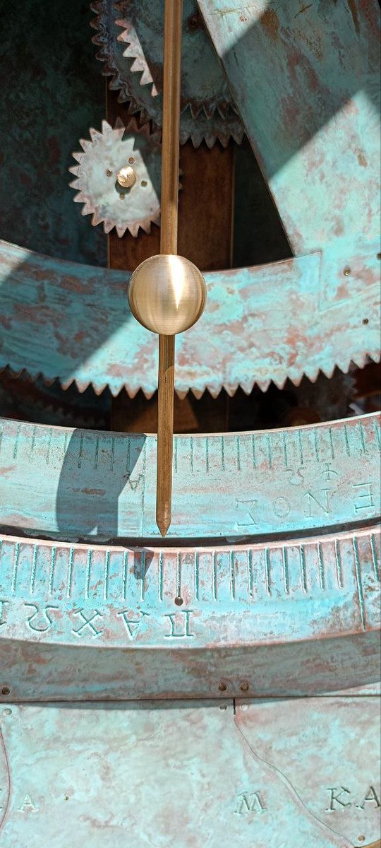 FractalizedOne's tweet image. From the channel of our good friends at Vibes of Cosmos comes this post, which we translate:  

VoC was present at the unveiling of a 2-meter-tall Antikythera mechanism that works in real time.

Source Tierra Infinita Community on TG #ThankYou #contentcuration
