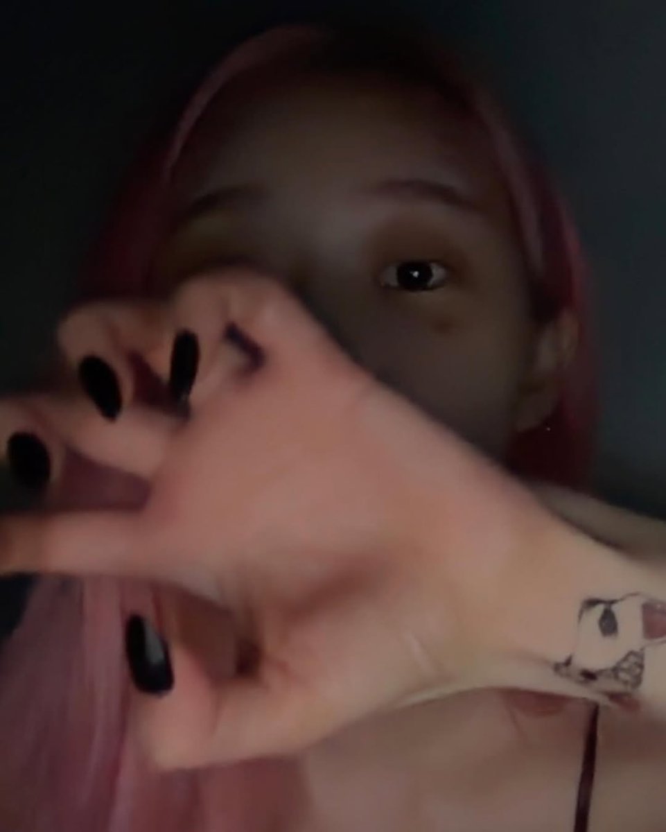 Tokkincito's tweet photo. My angel // Au #ningselle 

Aeri sin aguantar un día mas, sube a la azotea con solo una opción en mente, sin saber que una chica de  piel blanca como la nieve y un cabello negro como el carbón ya la estaba esperando ahí arriba https://t.co/SLa0yRZYLk