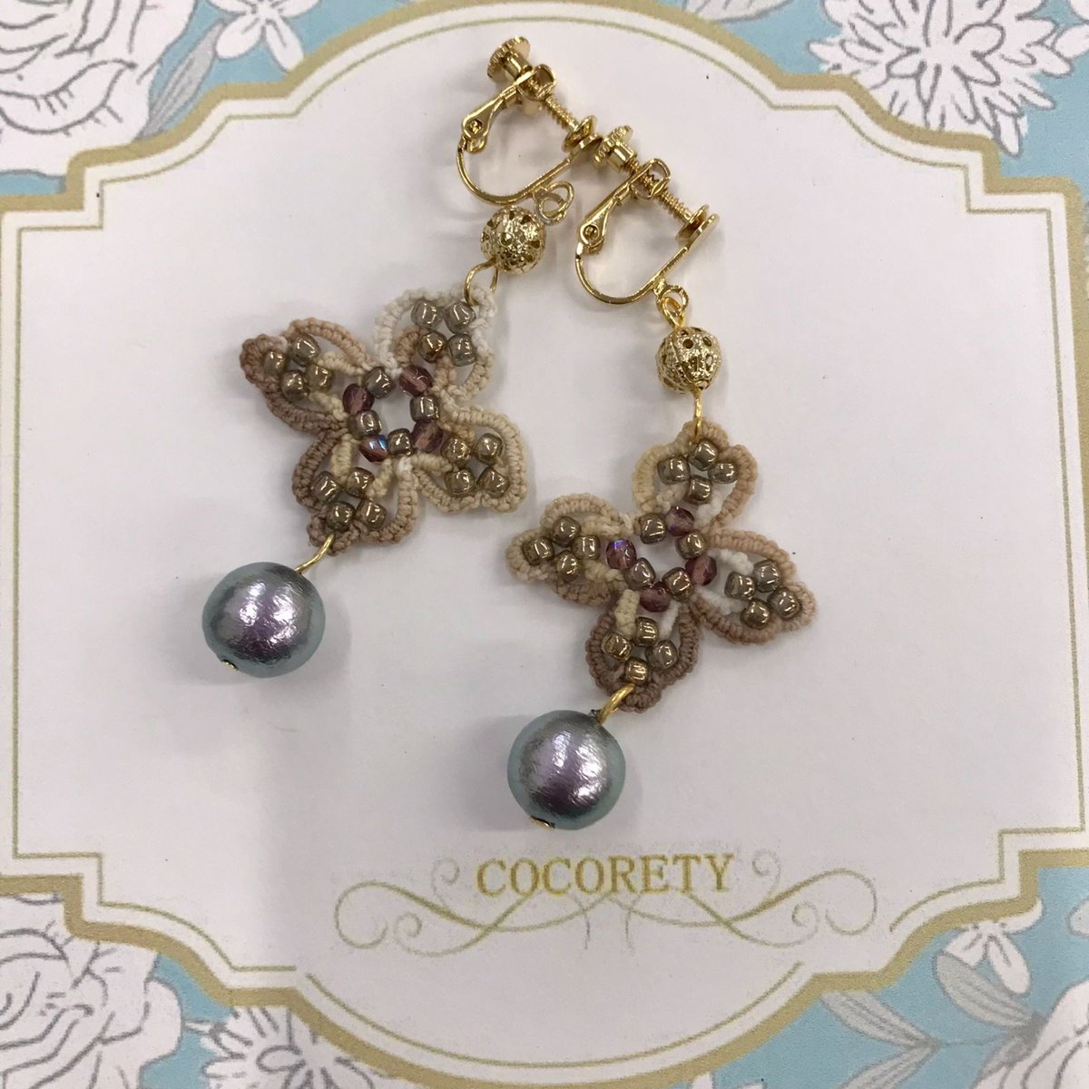 cocorety11's tweet photo. 初めまして。杏樹@cocorety57と申します。私は28歳で結婚して長男を授かり（ADHD、知的障害）、34歳で授かった長女が自閉症と知的障害の診断を受けました。また長女が出産直後に夫が突発性間質性肺炎の難病にかかっている事が分かり、移植待ちと余命宣告を受

けました。6年家族で闘病し移植が受けられた時は泣き崩れてしまいました。移植が成功し1年ほど経過したころから夫の具合が悪くなり、慢性拒絶反応と言われ再移植を申告されました。ちょうどそのころ新型コロナが流行り始めた時だったので必死に予防していましたが夫に感染し帰らぬ人になりました。

その後、喪失感と虚無感などで私は躁鬱が悪化して障害のある2人の子供達と引きこもりがちになっていました。元々好きだったハンドメイドも手が遠のきがちでしたが、少しずつ前を向いて歩いていこうと思っています。心機一転ココリティで頑張ります！宜しくお願いいたします。

画像は「ビーズタティングのパールイヤリング」NO.4324　です。