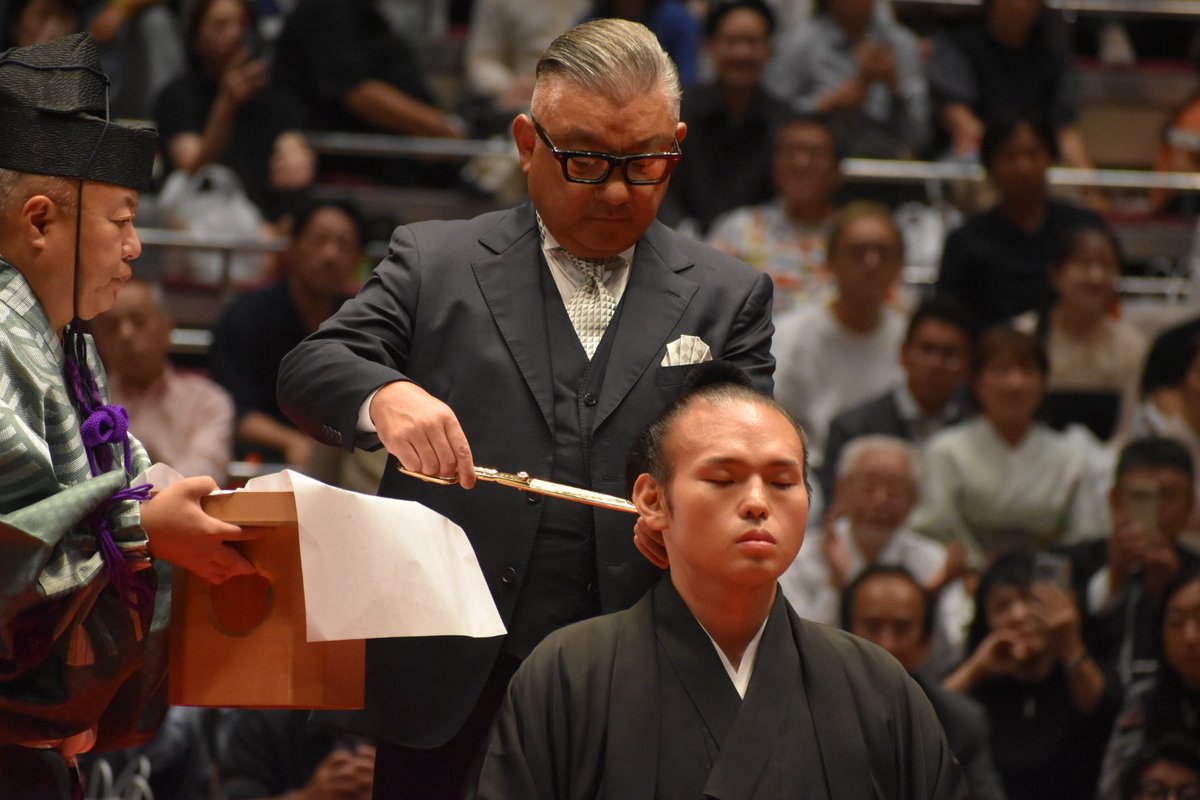 止め鋏の前は、お父さまの鋏✂️ #相撲 #大相撲 #貴景勝 #断髪式 #sumo