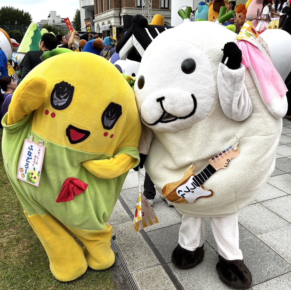 rapu_kun0926's tweet image. ふなごろーちゃんとおおおお‼️

おにいちゃむがながおかやさんの
ラムチョップのこと言ってたあ‼️

て言って聞いて飛び上がりひつじ🐑💨

ごろーちゃんラム肉苦手って聞いてたけど食べてもらいたいなあ💕

どこに送ればー⁉️💦

#ご当地キャラカーニバルinぐんま2025 
#ふなごろー