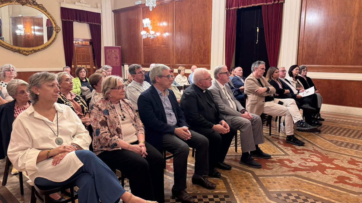 Imatges de la Lliçó magistral d'inici de temporada a càrrec de la meravellosa escriptora i periodista reusenca Marta Magrinyà. 
Donem així el tret de sortida a la temporada 25/26. 
Moltes gràcies per acompanyar-nos!
associacioconcertsreus.cat
<a href="/ReusCultura/">Reus Cultura</a> <a href="/reus_cat/">Ajuntament de Reus</a> <a href="/reusdigitalcat/">Reusdigital.cat</a>