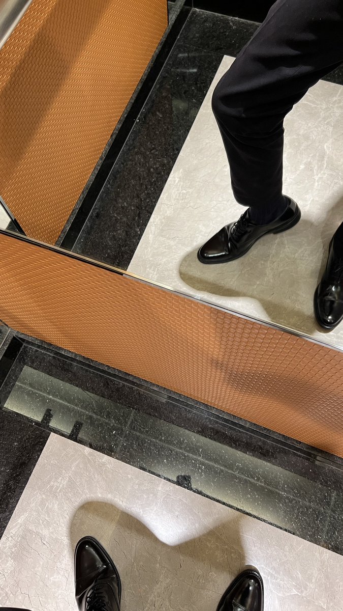 皮鞋控看到會…
繼上次穿了三件式西裝後越來越騷了