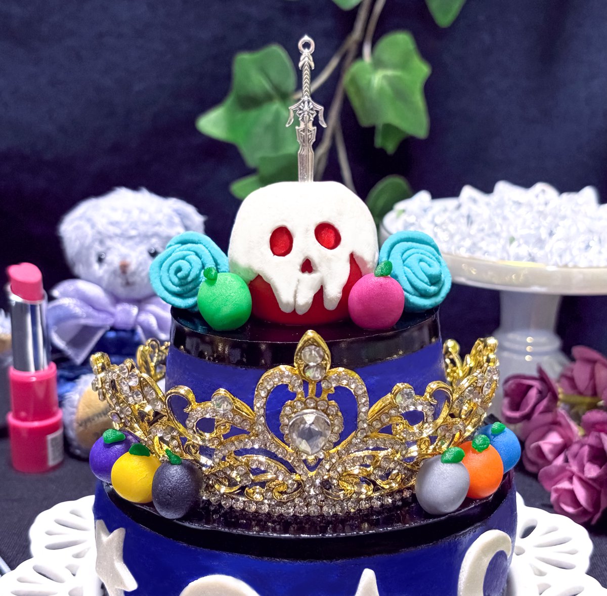 ポムフィオーレ・レアチーズケーキ
〜甘い毒はいかが？🍎〜

ヴィル：クラウン
エペル：毒リンゴ
ルーク：ボーテ！な雰囲気

#ツイステファンアート #twstファンアート
#ツイステ製菓部 #ツイステ料理部