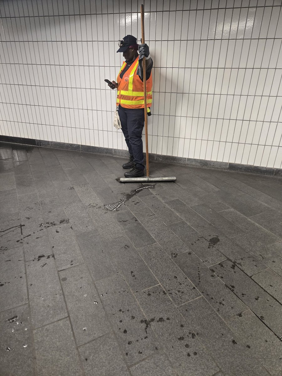 zendrick_code's tweet image. Being paid to stand around is crazy.  LATEECIA BROOKS PASS # 102052 
#MTA #Notworking #NYCT