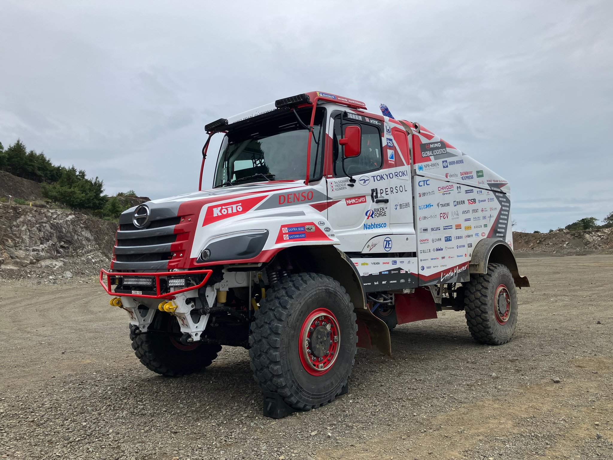 HINO 500シリーズ　ダカールラリー2011メモリアルモデル　新品未開封 61rhQGCagOL._AC_SY200_QL15_.jpg