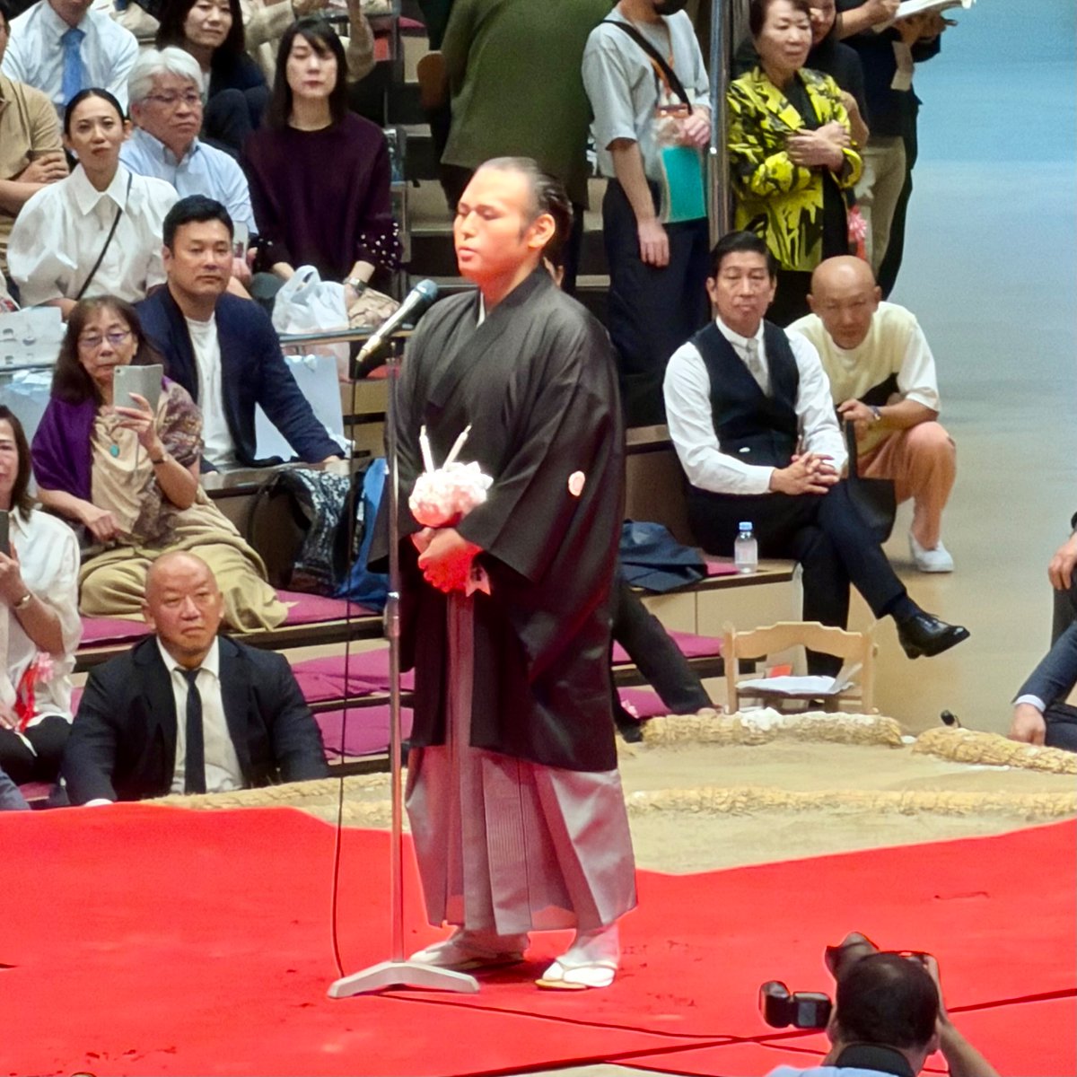 貴景勝引退湊川襲名披露大相撲】 奥様から花束贈呈💐 司会の方曰く