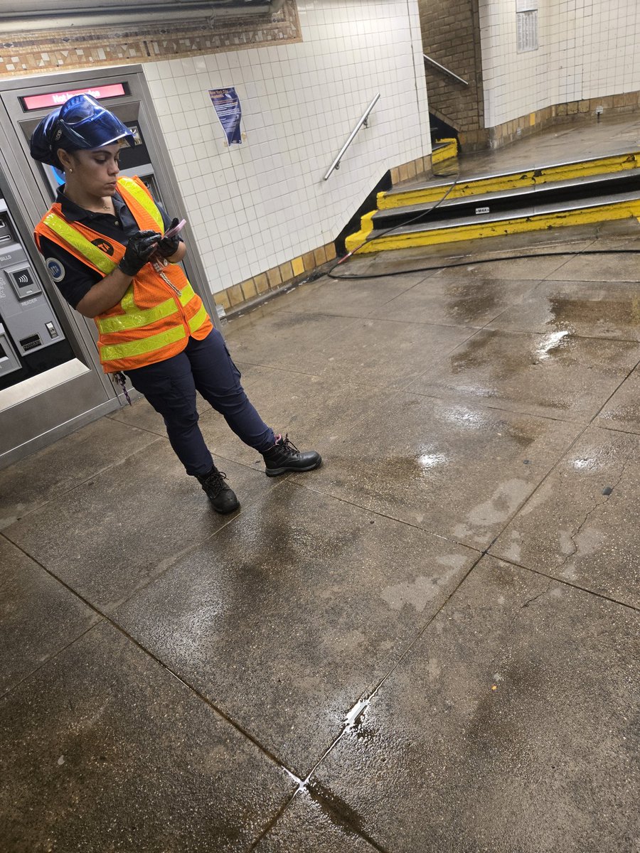 zendrick_code's tweet image. Being paid to stand around is crazy.  MELANIE MARQUEZ PASS # 559048
#MTA #Notworking #NYCT