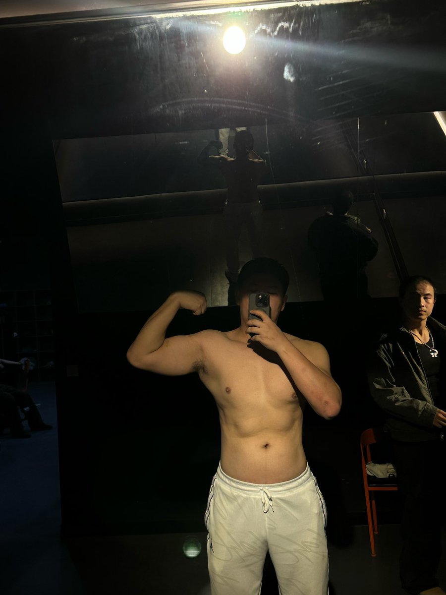 huangdaxian1999's tweet photo. #昆明 #肌肉 #4i #直男 #脂包肌 https://t.co/3LHaXpEFBC