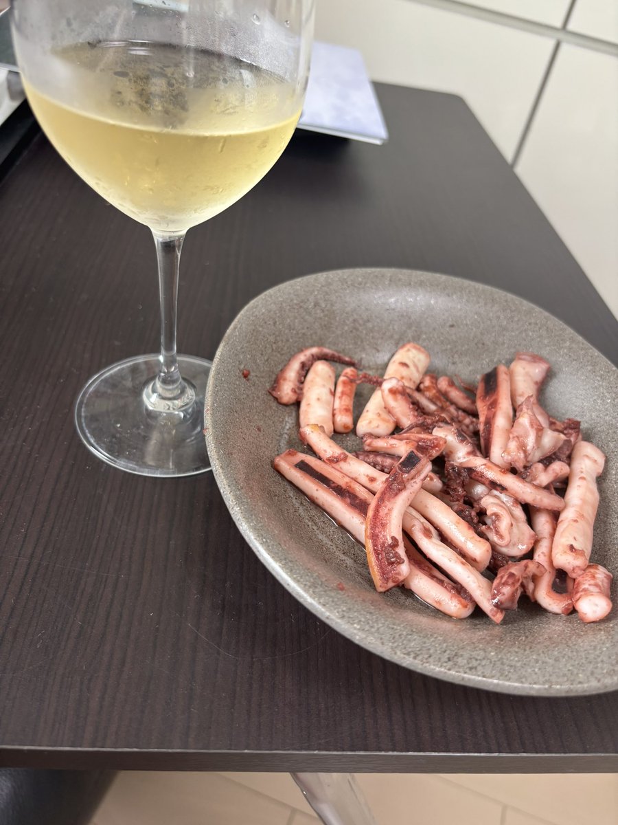 go_to_gotanda's tweet image. シャルドネ香る紅茶を一口飲んでワイン飲みたくなったのでイカ一夜干し焼いてシャルドネで作ったシャブリに

ドキドキ