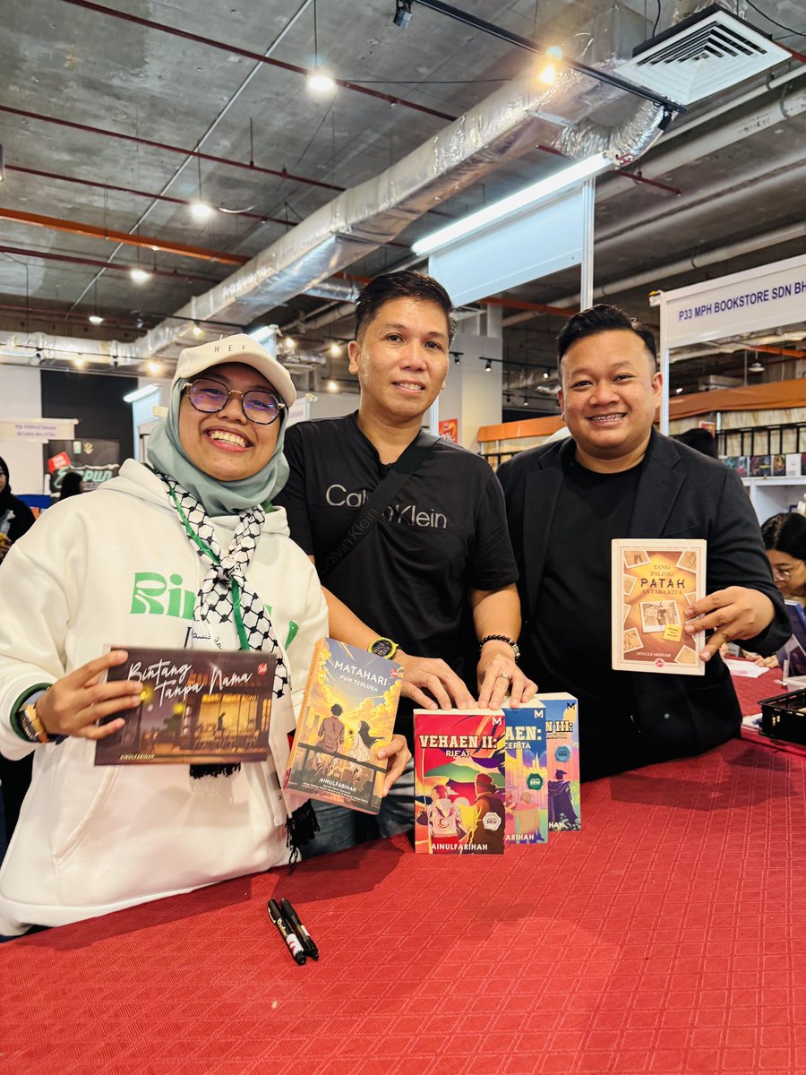 Terima kasih Pustaka Negeri Sarawak atas undangannya! 📚

Merasalah jejak kaki ke Kuching  dan jejak kaki di hometown Amir Jahari 🫵🏻😌

Another shenanigans with <a href="/amirjaharimuzik/">Amir Jahari</a> for Yang Paling Patah Antara Kita x Rindu Itu Berat 🎶 

#PestaBukuSarawak2025