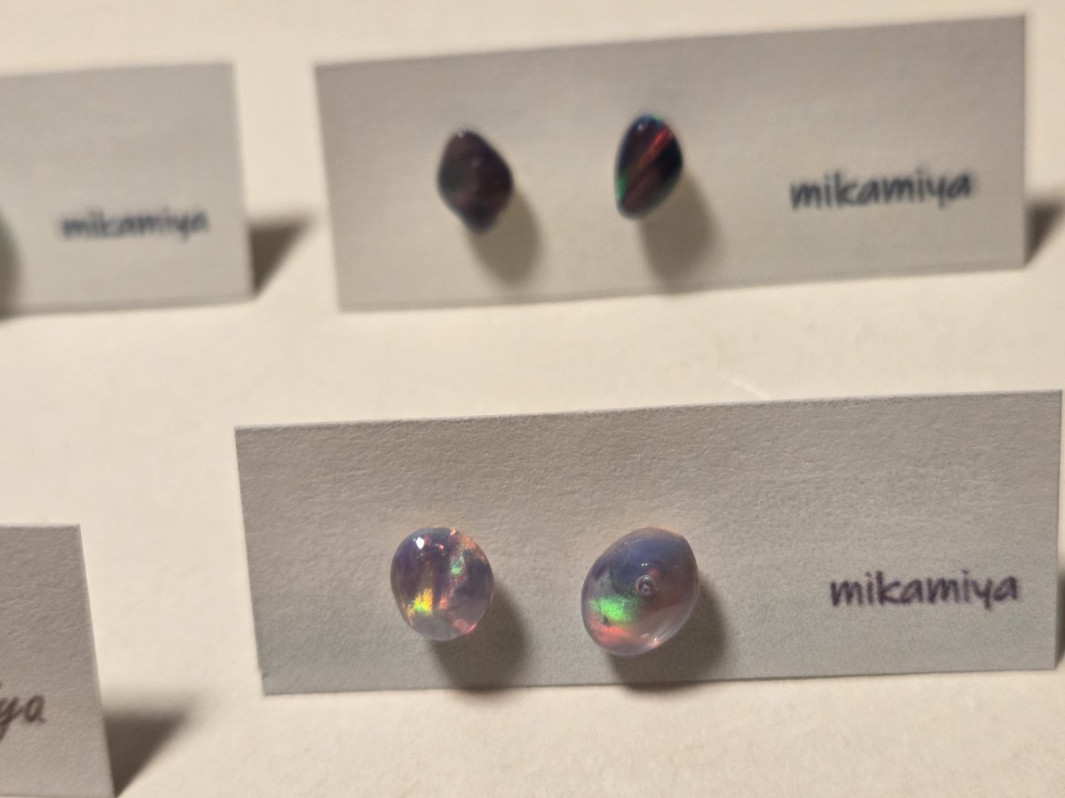 shino_huyu_mon's tweet image. ハイブリッドオパール使用のピアスは、カラーが増えました。こちらも角度によってキラキラ✨と色が違って見えます。
ぜひ実物を見ていただきたいです☺
よろしくお願いしますー！
委託先→
ギャラリーカフェ日向箱1号店さま
@hinatan4442 
#ハイブリッドオパール