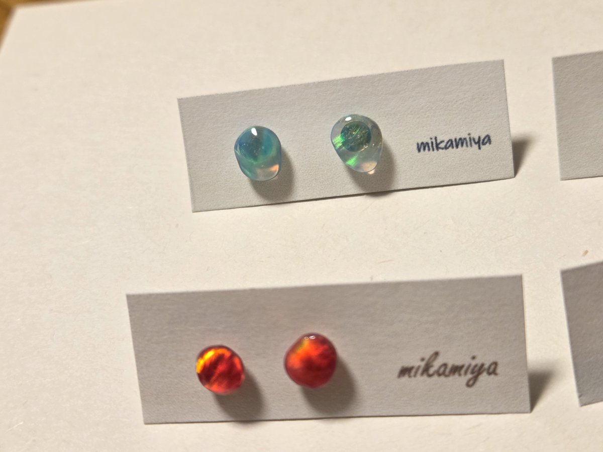 shino_huyu_mon's tweet image. ハイブリッドオパール使用のピアスは、カラーが増えました。こちらも角度によってキラキラ✨と色が違って見えます。
ぜひ実物を見ていただきたいです☺
よろしくお願いしますー！
委託先→
ギャラリーカフェ日向箱1号店さま
@hinatan4442 
#ハイブリッドオパール