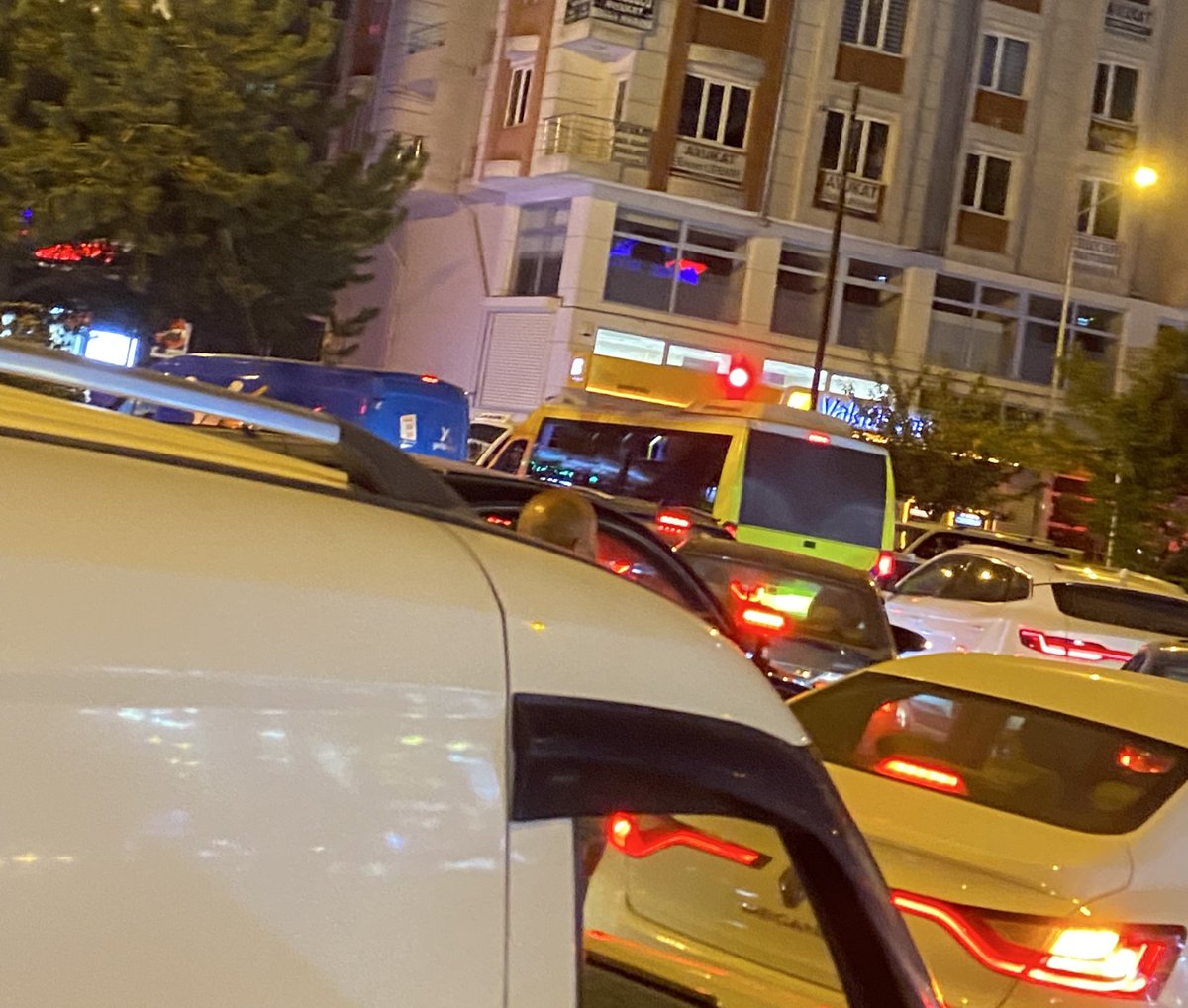 Van’da akşam trafiği büyük bir kargaşaya neden oluyor. Saat 17:00 ile 21:00 arası trafik görevlileri tarafından düzenlenmeli.