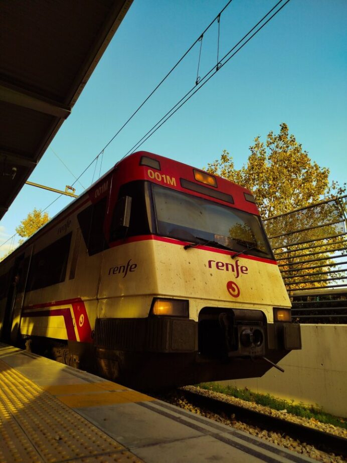 👋 ¡Buenos días!

Queremos ofrecerte toda la información que necesitas para planificar tu viaje. Suscríbete a nuestro canal de WhatsApp y recibe información en tiempo real sobre el servicio de Cercanías de Madrid. 📲

🔗 whatsapp.com/channel/0029Va… 
 
Fotografía cortesía de