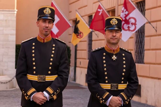 La Guardia Suiza, protectora del Papa viste nuevo uniforme.