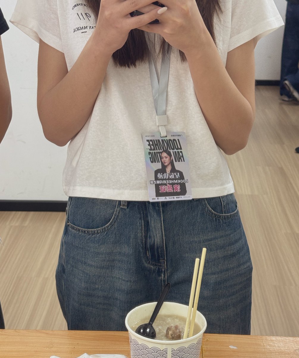 ก็แอบสงสารชีนะ เป็นแฟนศิลปินที่ขึ้นแสดงแท้ ๆ แต่ก้ต้องห้อยป้ายเป็นสตาฟ แต่ก้ยังไปให้กำลังใจแฟน น่ารักมากเลย 😳

LOOKMHEE NANNING 2NDFM

#LMFanmeetingInNanning
#LMlookmhee