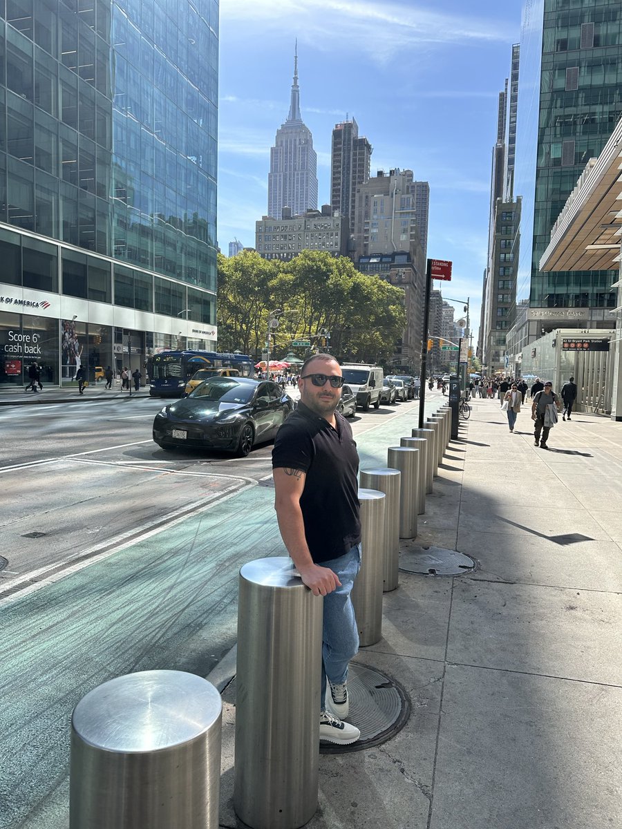 oksagaltici's tweet photo. 🗽 🇺🇸New York, where dreams, chaos and beauty meet on every block.
#timessquare #bryantpark #GrandCentralNYC #Crysler #Cryslerbuilding #stpatrickcathedral #stpatrickschurch #rockerfeller #rockerfellercenter #trumptower #theplaza #theplazahotel #centralpark #5thavenuenyc https://t.co/T80auu5yP2