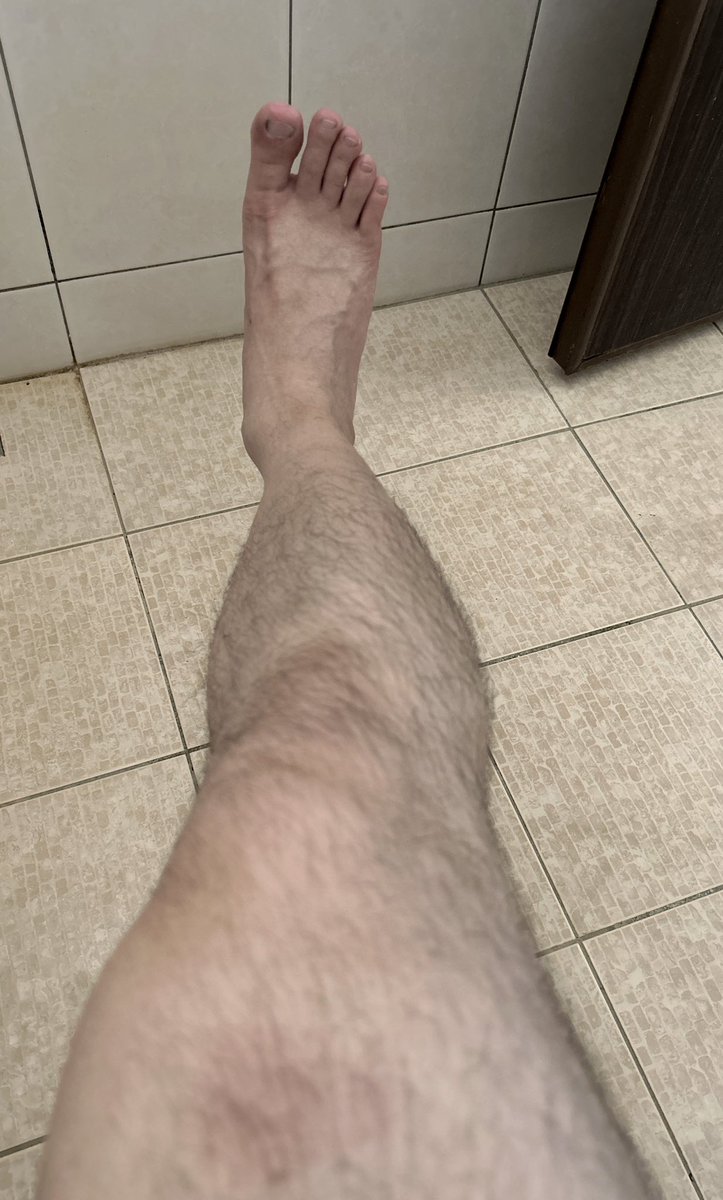 坐🚽坐到一半 拍起腿來😂