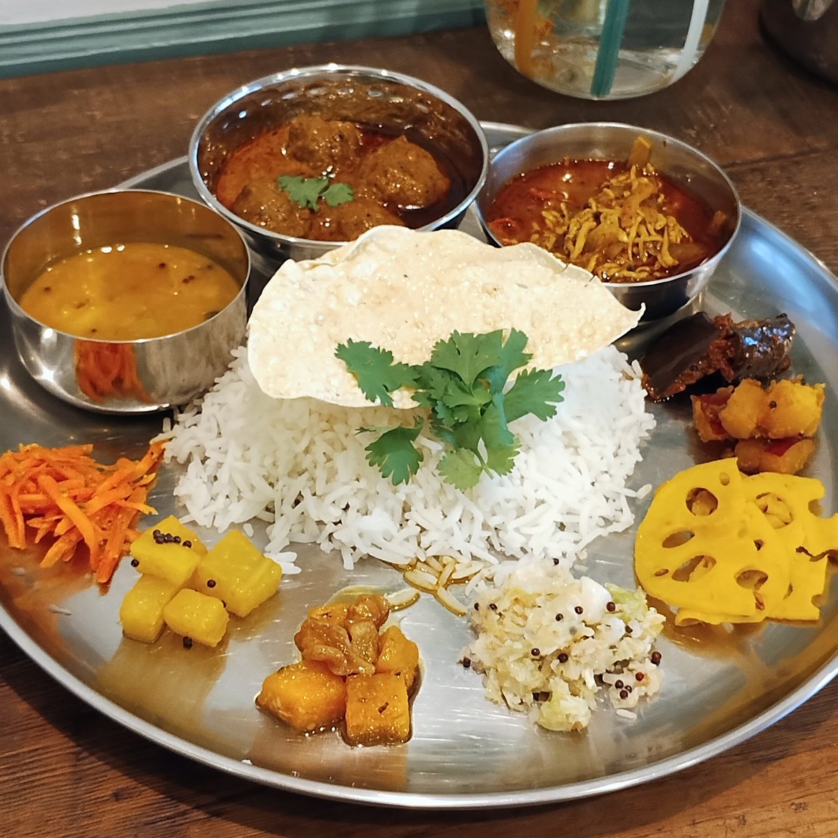 mini9216's tweet photo. 10/4 鎌倉の #spiceplease!さん
✜スパイシーコフタカレー
✜しらすとトマトの出汁カレー
✜ねぎダールタドゥカ
・にんじんアチャール
・ナスサブジ
・さつまいもハニーサブジ
・大根サブジ
・れんこんサブジ
・パパド
・バスマティライス
❏Hot Chai
素晴らしいミールス!
ごちそうさまでした✋😊 https://t.co/wiVXt1nwFF