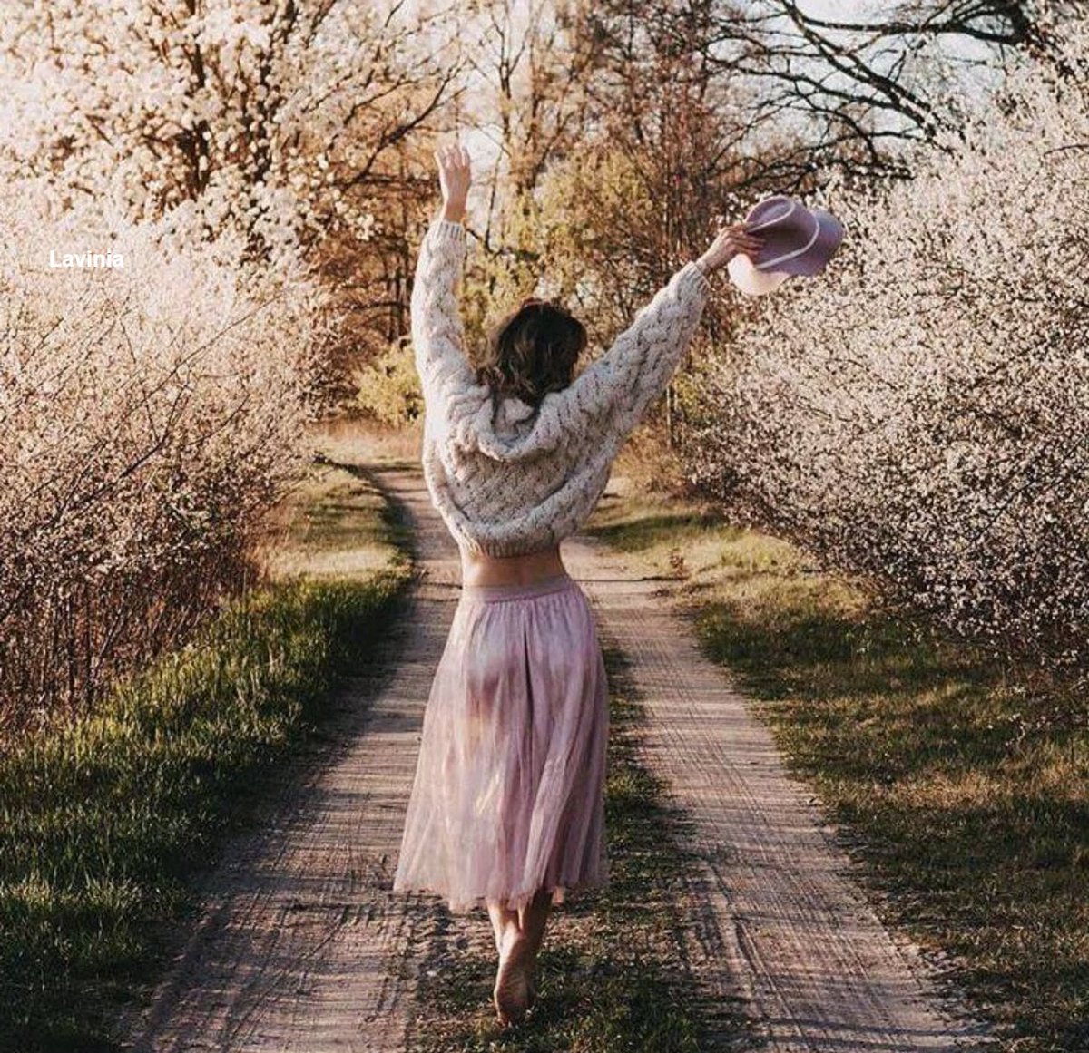 Bilirim buz dağı özlem , eflatun sabahlarda .Bilirim kulaklarım çınladığında, özleyenim vardır uzaklarda. Ve yine bilirim ki özleyenim, özlediğimdir aslında ...
                  Ahmed Arif