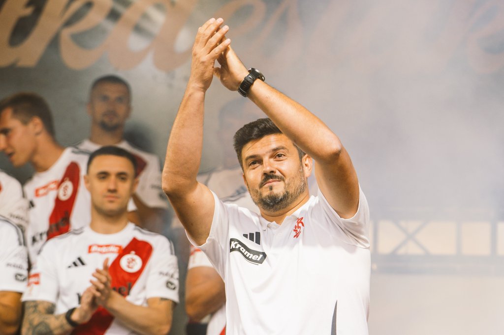 Dziękuję wszystkim zawodnikom, sztabowi szkoleniowemu, to była przyjemność 🤜🤛

Trenerowi Szymonowi Grabowskiemu, za szansę, za rozwój, za szczerość i autentyczność każdego dnia 🤝

Dziękuję zarządowi klubu wszystkim pracownikom, sympatykom klubu ŁKS Łódź i życzę powodzenia ‼️