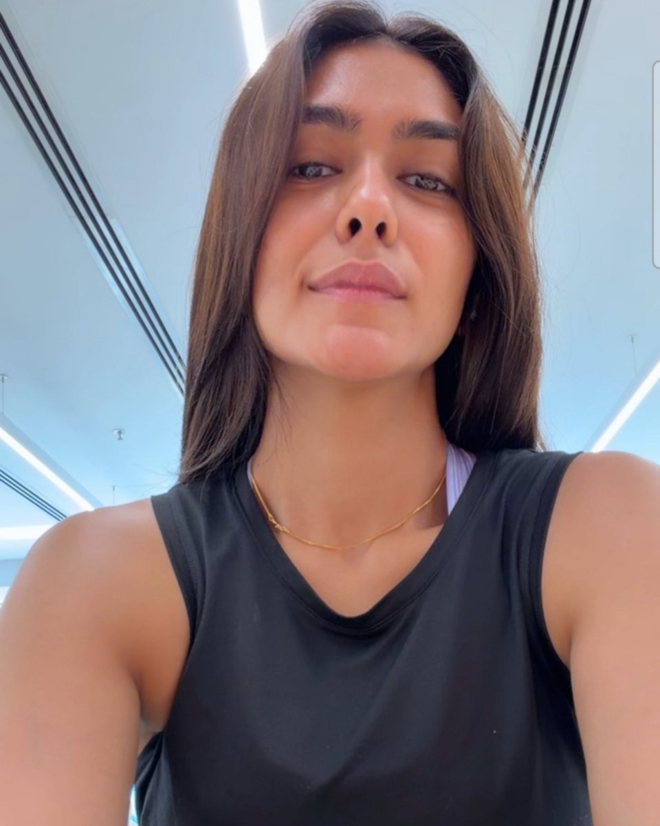 Cinewoodsoffl's tweet image. Sleek, simple, and shining ✨
Mrunal Thakur keeping it effortlessly cool.

​#MrunalThakur #EffortlesslyChic #SimpleStyle