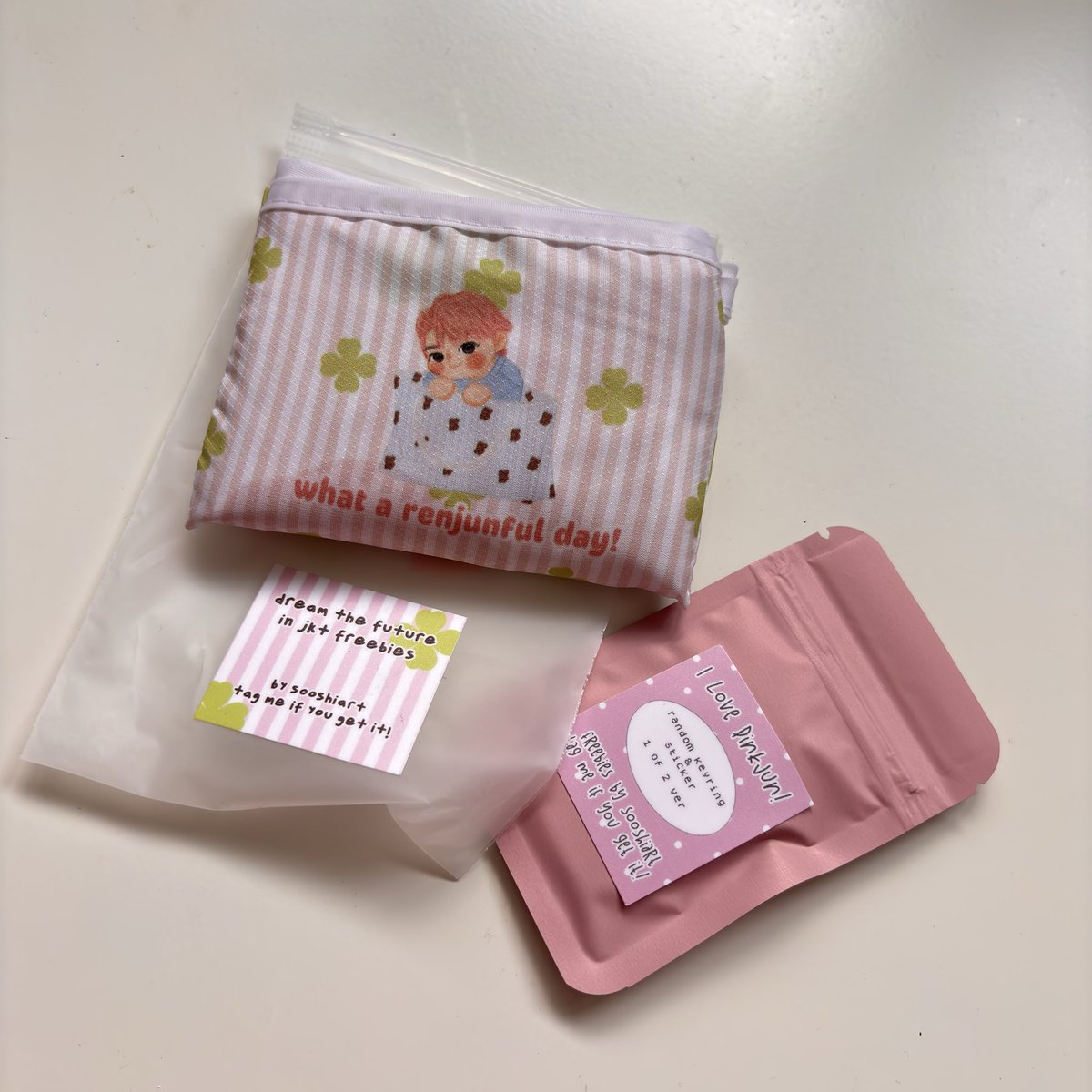 thank uuu kakaka <a href="/sooshiart/">soo ✨ renjun foldable bag pre-order!</a> dan <a href="/gleamingyellow/">Ran</a> yang sudah menemani diriku bagi bagi freebies dan melawan teriknya jis, lafyew and thankkkk u for the cutest freebies !
