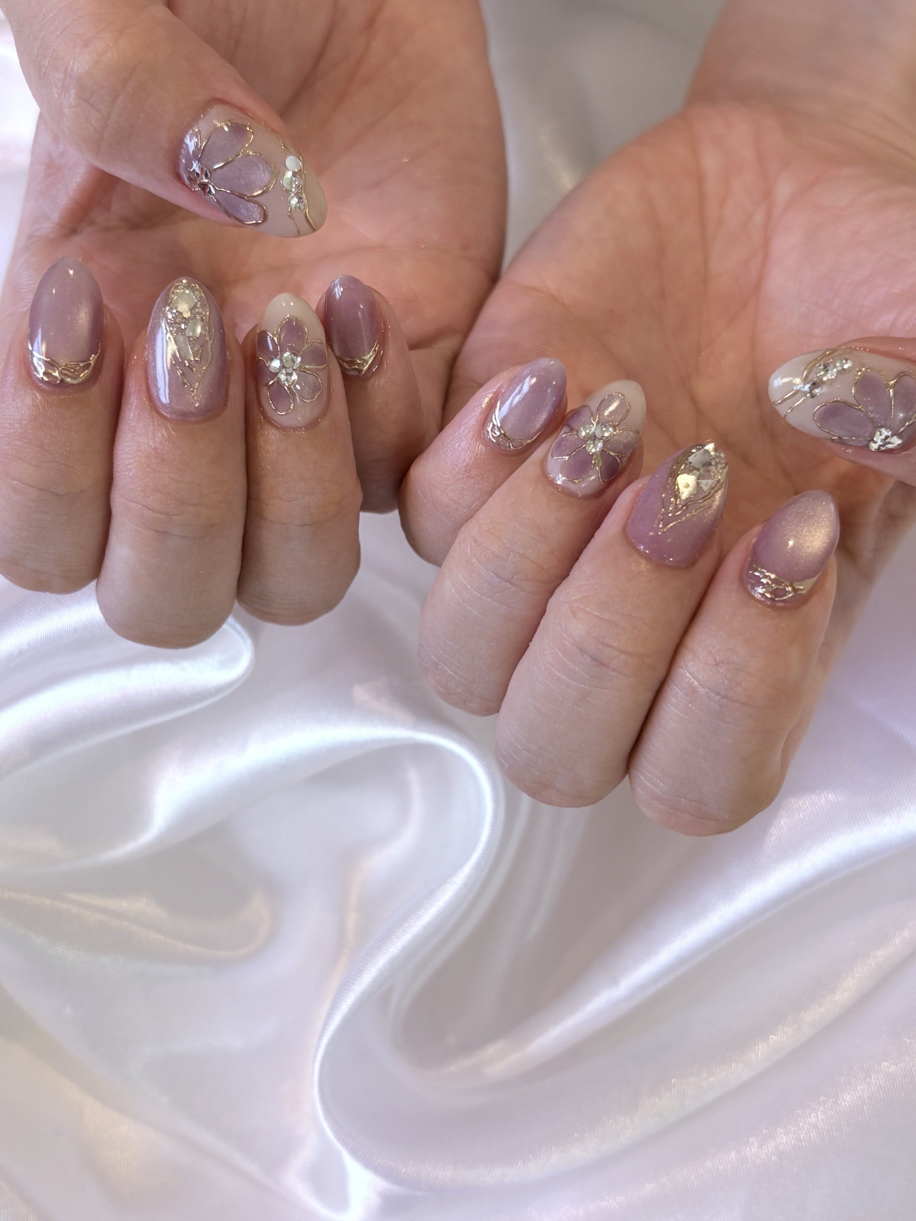 ネイル ホワイト/ベージュ/ゴールド - ネイルサロンカラーズのネイル