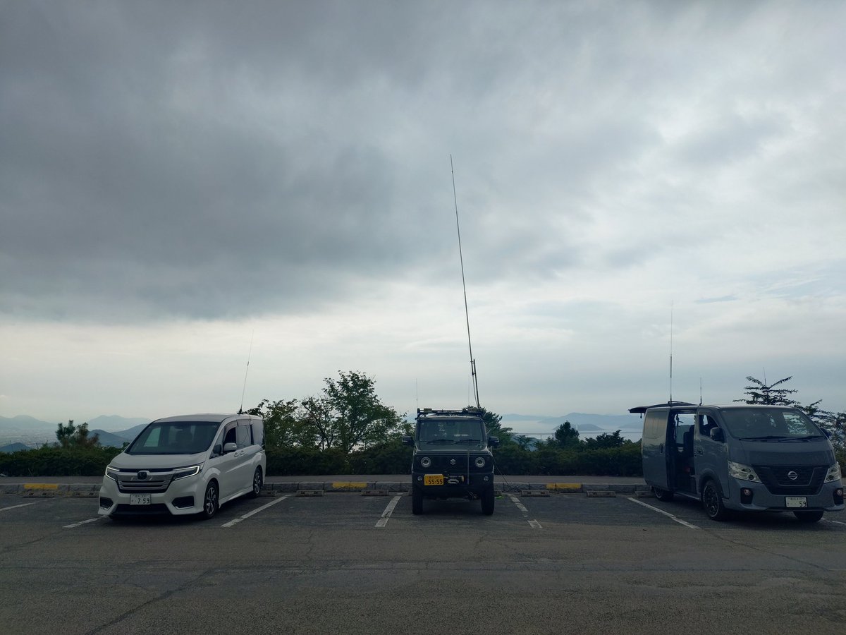 64jimny's tweet photo. 香川県坂出市
五色台休暇村より

10mFM移動運用

3局合同で来てます。
1/2λの中華製格安GPをお試しで！

#10mfm #29mhz #アマチュア無線 #GPアンテナ https://t.co/OGDpz45OKf