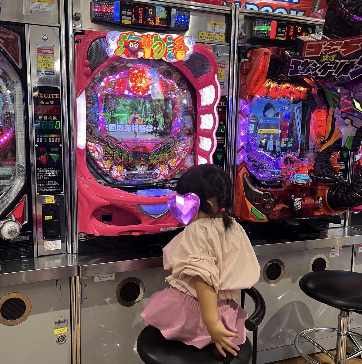 LASA66's tweet photo. 「お仕事してる」と言って、パチンコ台に座る2歳児。 https://t.co/Zo9OEwct3o