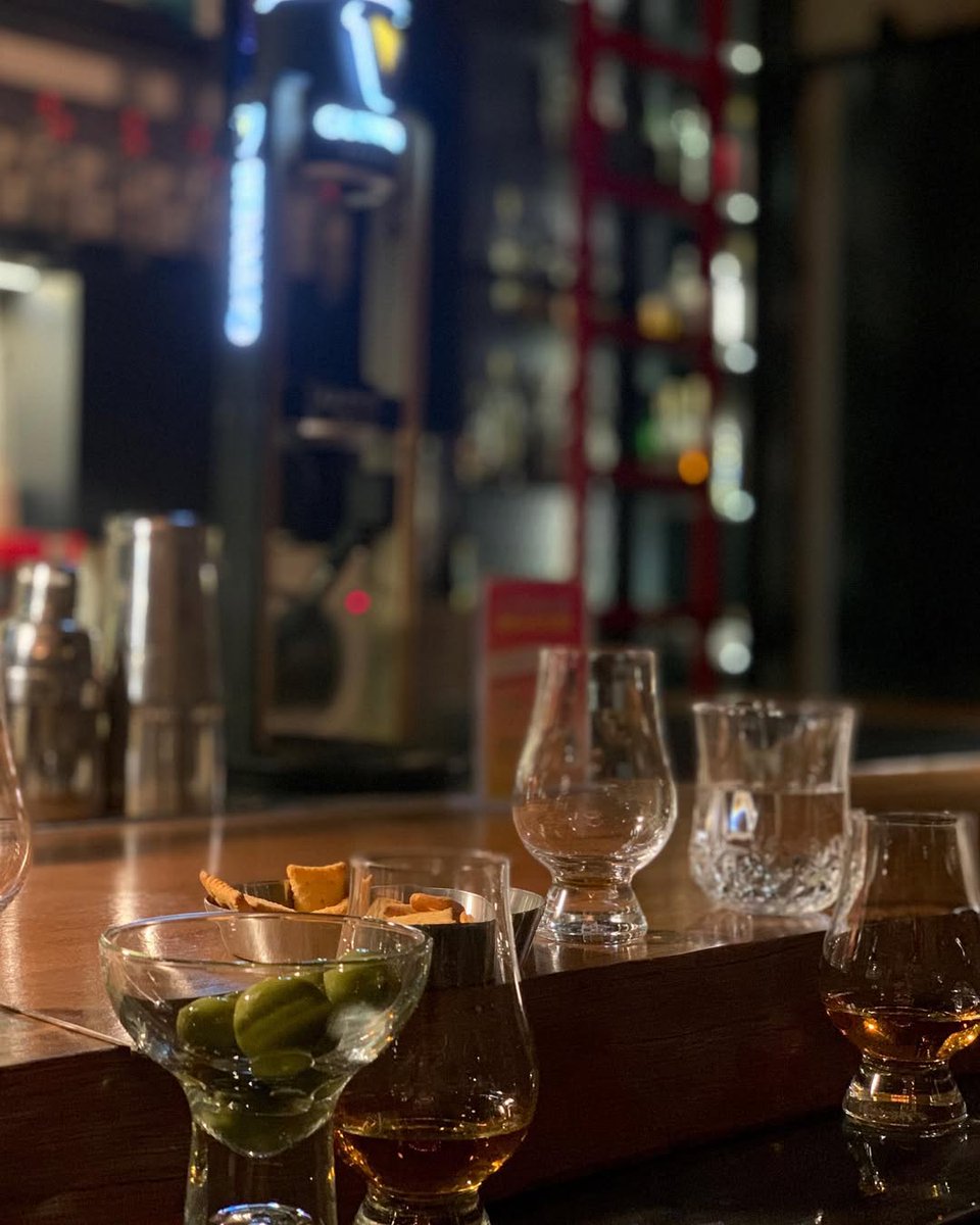 qwmlglb's tweet image. 自分と向き合う夜には、少しのお酒が必要🥃