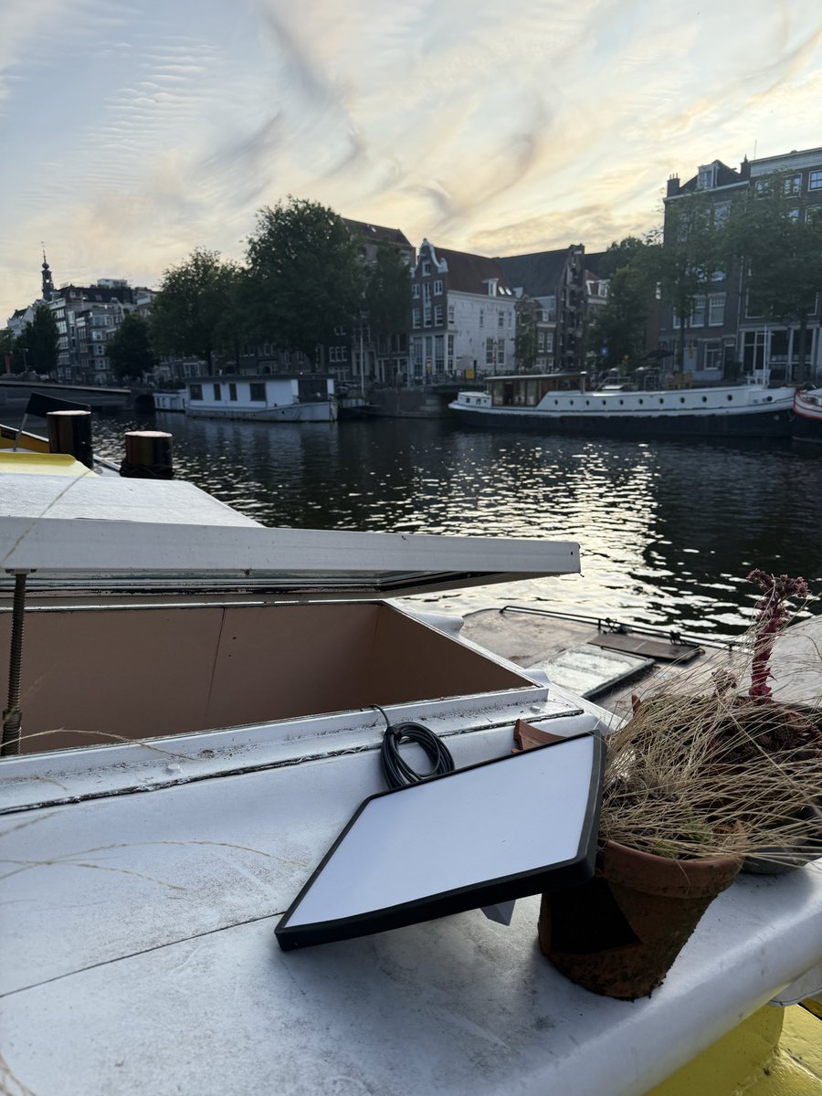 WonderBuster's tweet image. And faster than my rentals Internet on a house boat in Amsterdam.  #starlink #internet #everywhere .. thanks @SpaceX and @Starlink ..