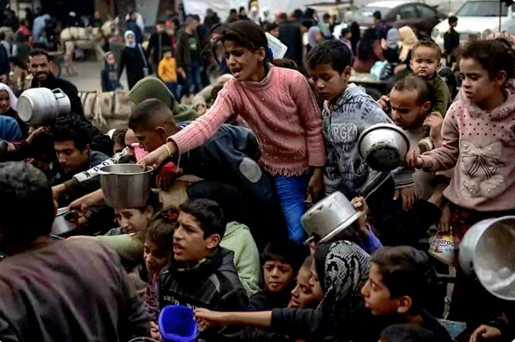 İSRAİL; masum sivil halkın üzerine bombalar yağdırarak Gazze Halkı'nı kendi evinden yurdundan tecrit ettiği; açlığa, baskı ve zulüme maruz bıraktığı gibi, insanî yardım filolarını ve aktivistleri de ablukaya alarak, 
masum kadın ve çocuklara  "KERBELA VAKA"sını yaşatmaktadır.