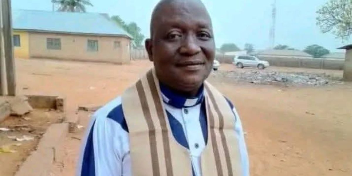 nenkinan_deshi's tweet image. Rev. James Issa of ECWA was kidnapped a month ago in Patigi, Kwara State.
Ransom was paid but he wasn't released. It was confirmed this week that he had died even before the ransom.
These are the stories of persecution rocking the Nigerian church. And it's not slowing down
1/