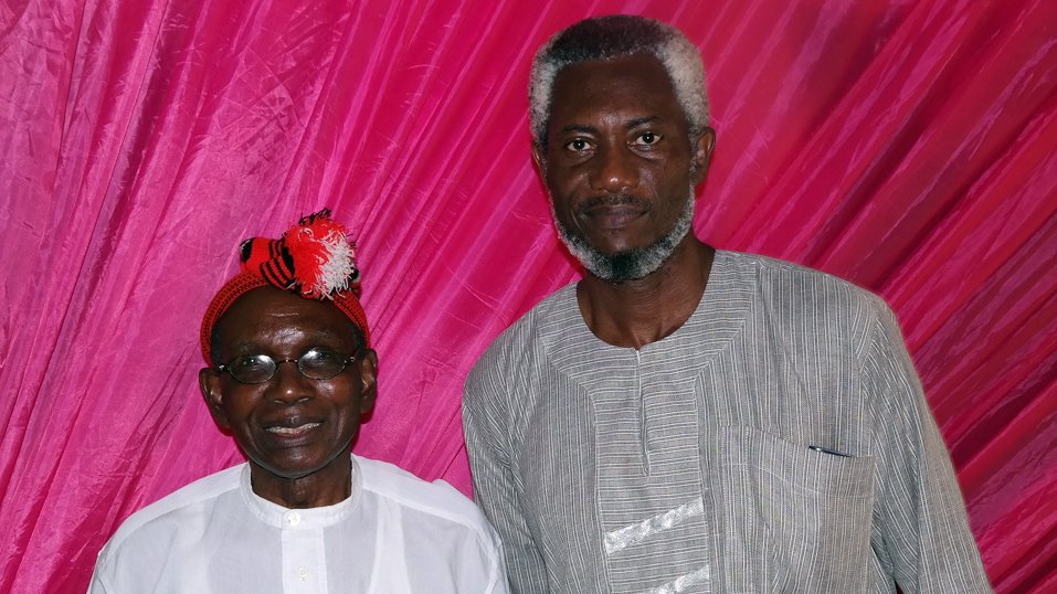 Met this ancestor in 2014.
Onuora Nzekwu (1928-2017) was 35 years old in 1963 when he co-authored Eze Goes to School, Nigeria's biggest-selling children's book ever.
Despite the book's spectacular success, he was robbed of his royalties by our anti-intellectual PDF/Piracy culture